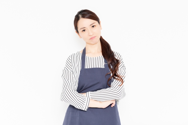 エプロンの女性